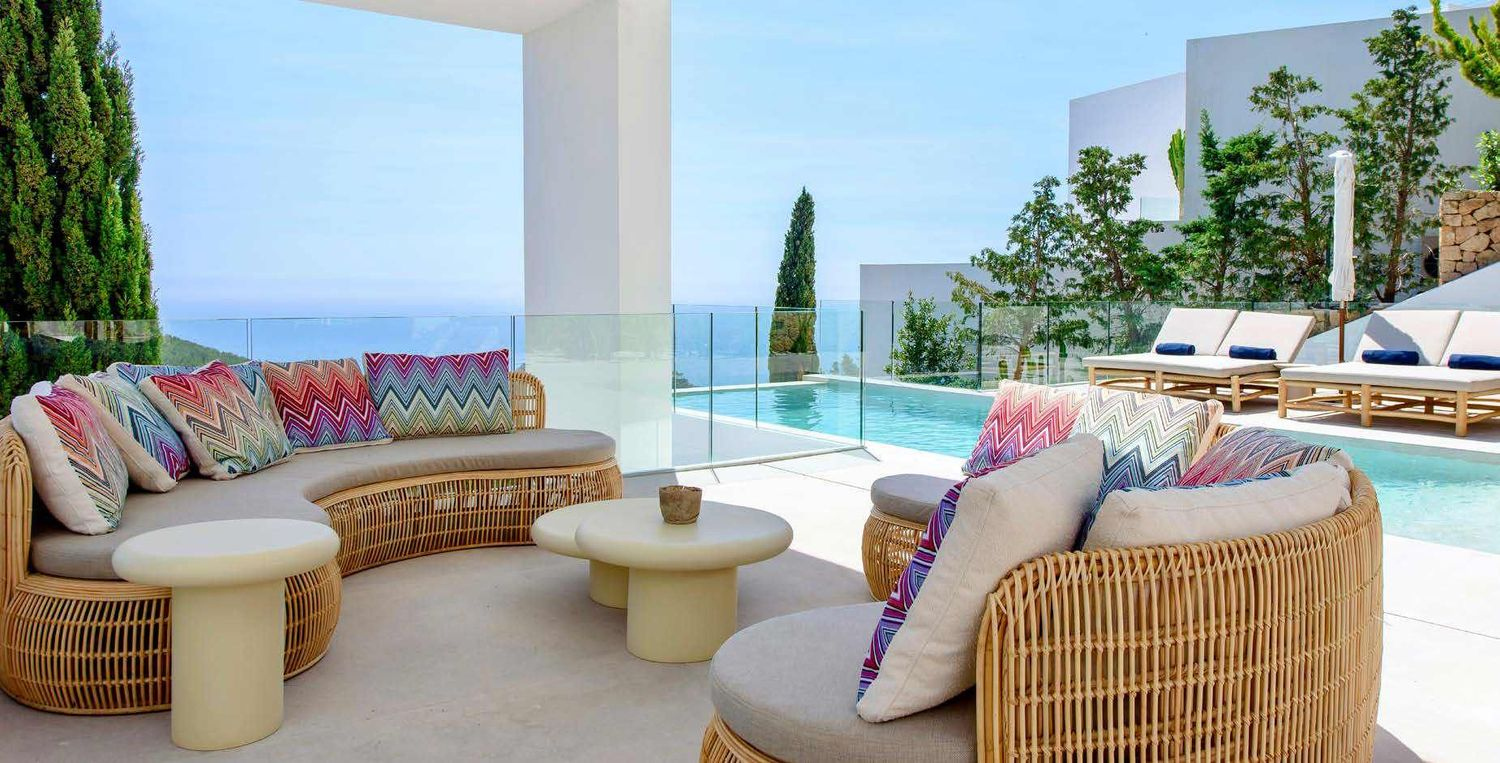 Newly renovated, modern Villa with 5 Meters Floor