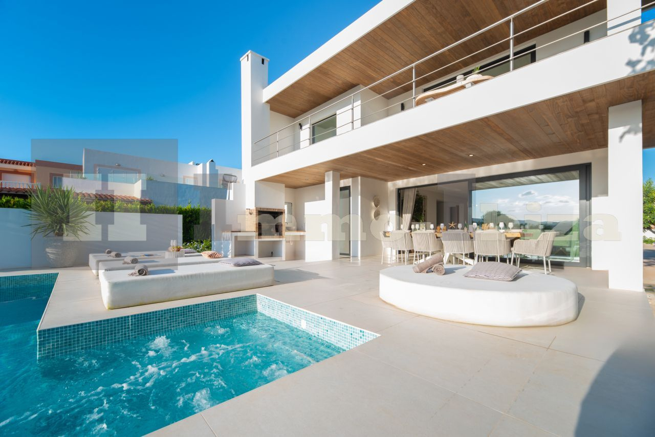 Exquisite Modern Villa with Touristic-License