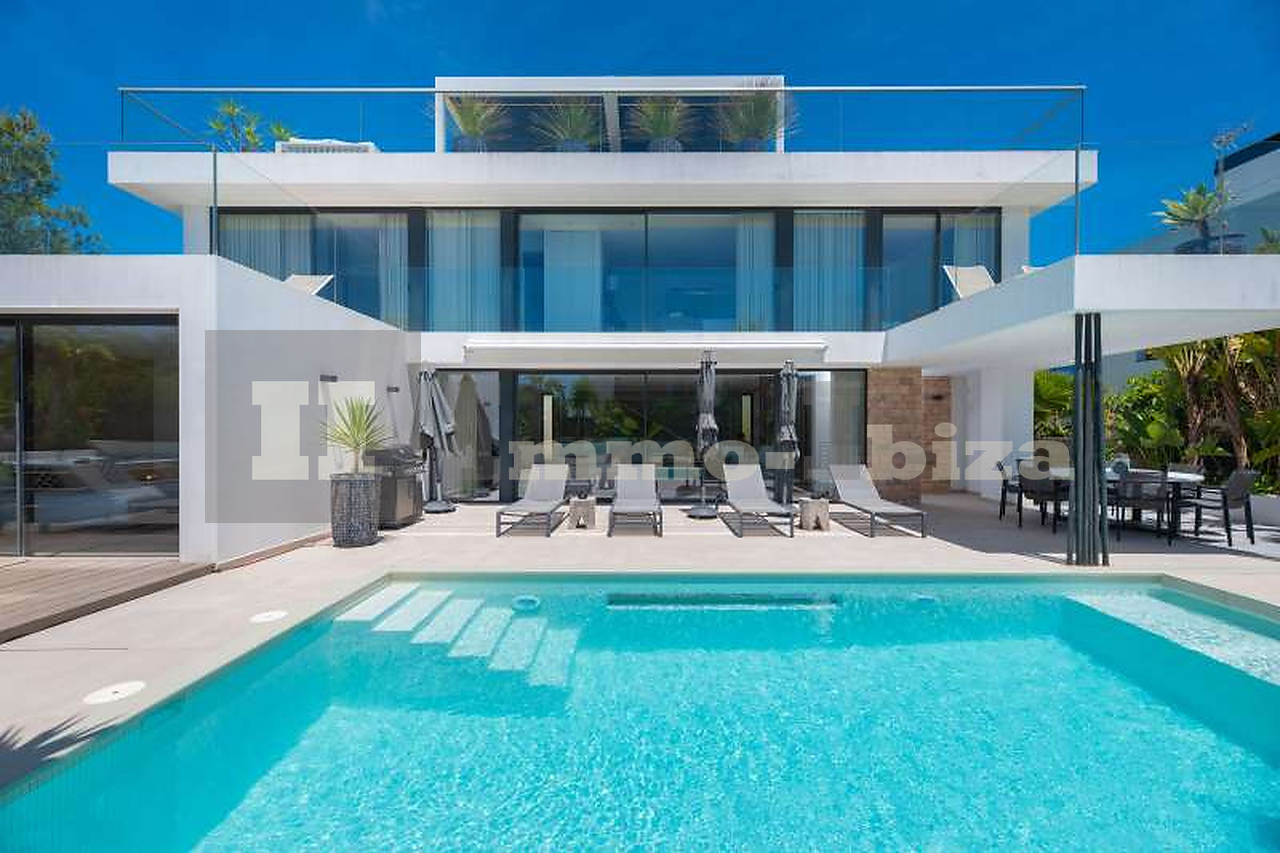 Exclusive Sea View Villa with Private Club and Gym