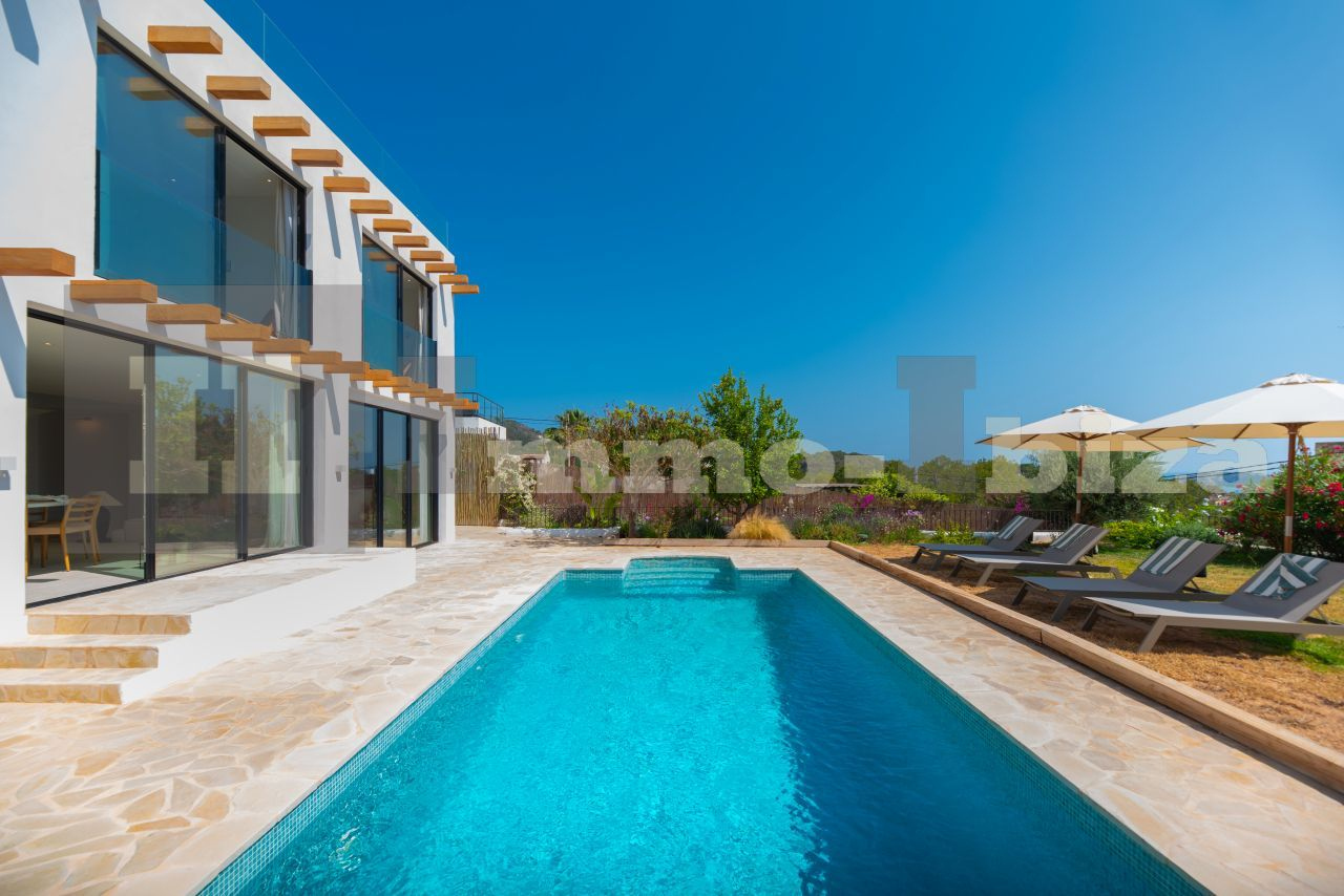 Modern Sophistication Meets Coastal Bliss