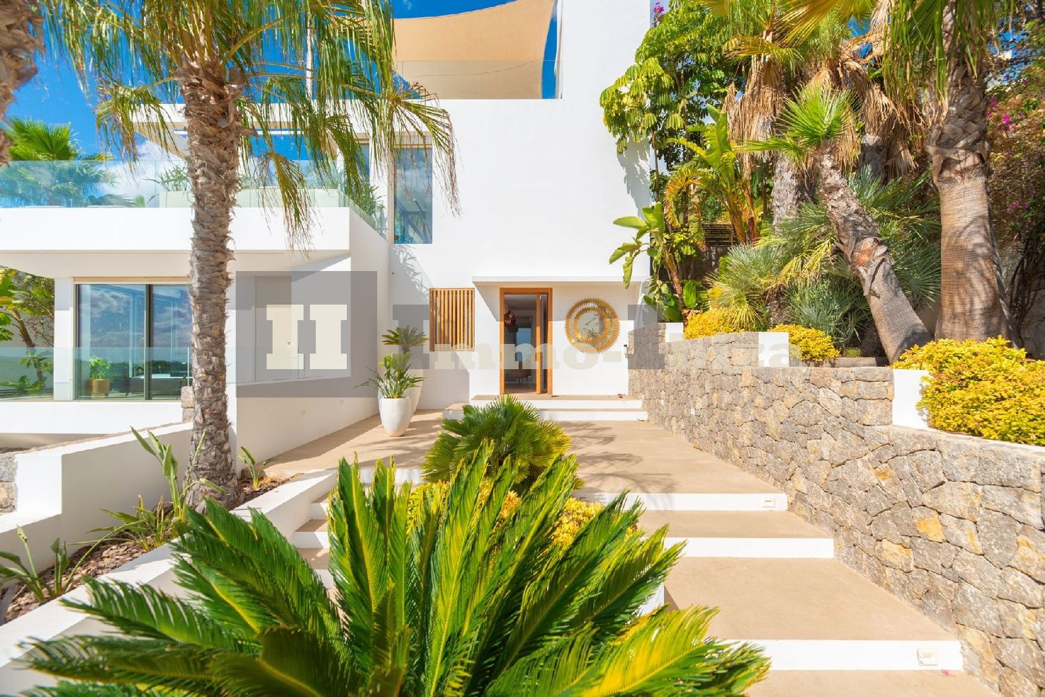 Unbeatable Panoramic Views in Cap Martinet